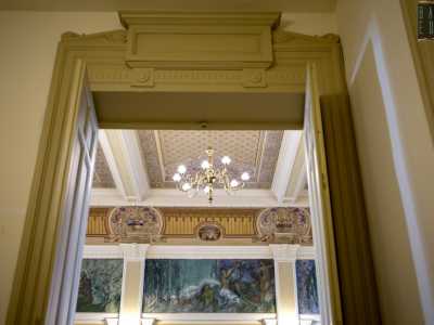 Accediamo ora al secondo piano per andare a visitare la restaurata Sala Giuseppina, cos� chiamata dal nome della consorte del progettista Orazio Santalucia: Giuseppina Mastronardi